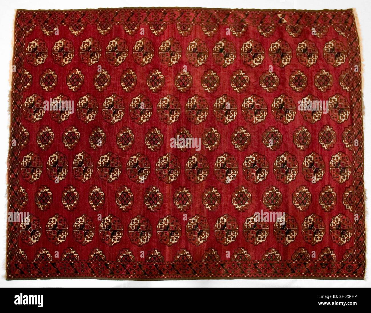 Tappeto principale Turkmen , 1870. Turkmenistan o Afghanistan, tribù Saryk, 19 ° secolo. Lana, seta; 171 nodi simmetrici (turchi) per pollice quadrato; totale: 257.7 x 250.2 cm (101 7/16 x 98 1/2 poll.). Foto Stock