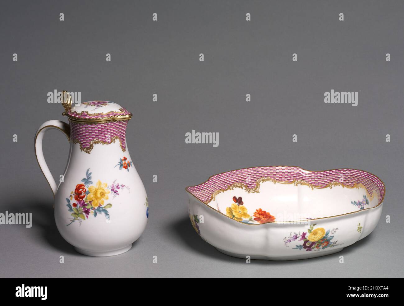 Caraffa coperta e basina, c.. 1765. Fabbrica di porcellane Meissen (tedesco). Porcellana con supporti in metallo dorato; totale: 20.5 x 15.5 x 12.3 cm (8 1/16 x 6 1/8 x 4 13/16 poll.). Foto Stock