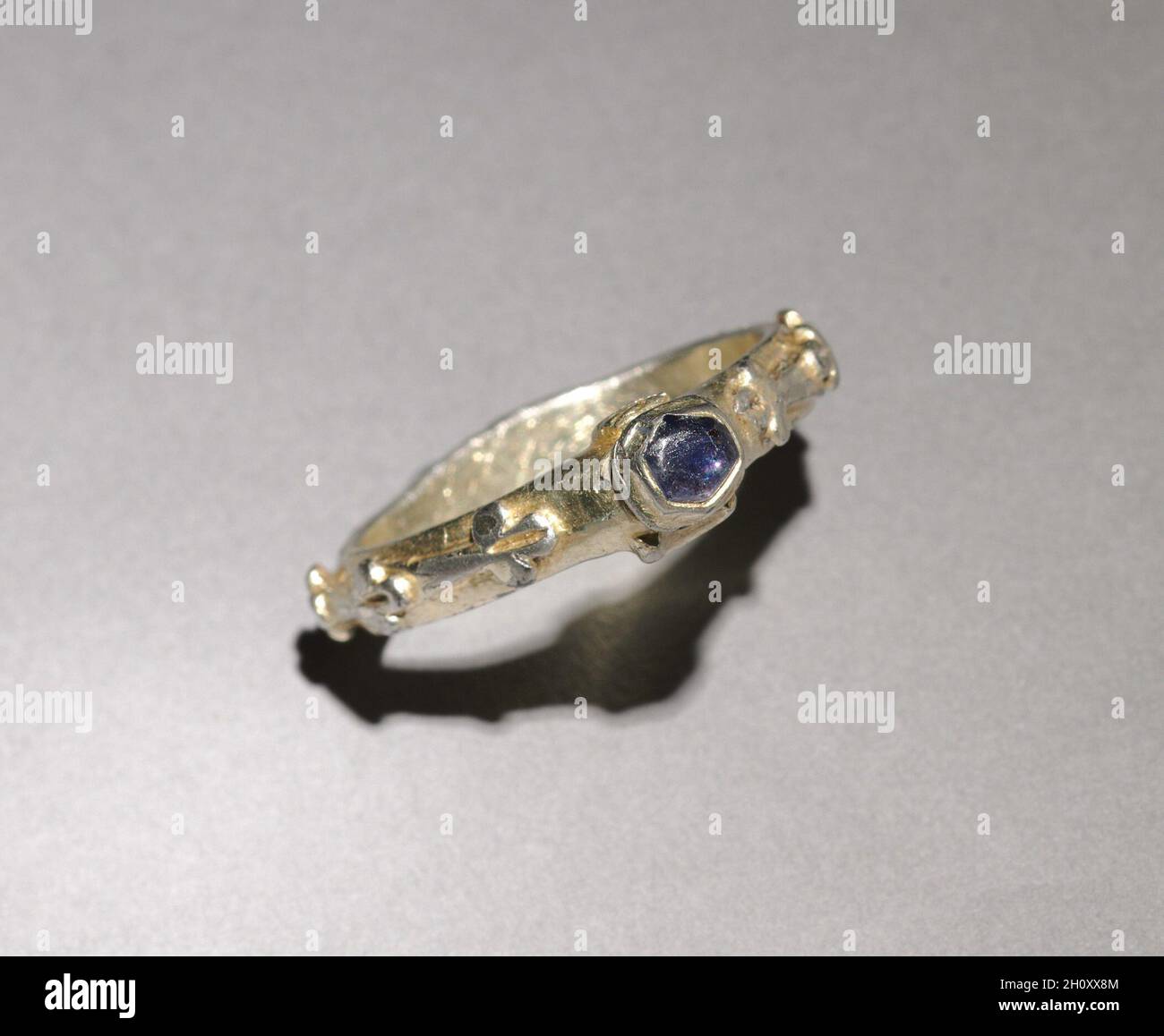 Anello, 1300. Inghilterra, 14 ° secolo. Argento dorato, zaffiro; diametro: 2.9 cm (1/8 poll.). La tradizione sostiene che questo anello è stato trovato in un giardino a Winchester, Inghilterra. Nel 14 ° secolo, gli anelli sono stati indossati in grandi numeri-quattro o cinque su una mano. I simboli del sole e della luna e le mani aggrappate che si trovano su questo anello suggeriscono una relazione sentimentale tra un uomo e una donna. Foto Stock