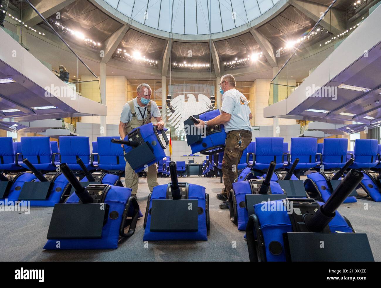 Berlino, Germania. 15 ottobre 2021. I lavoratori preparano le sedie nella sala plenaria in base alla nuova disposizione dei posti a sedere nella plenum prima della sessione costitutiva del 20° Bundestag tedesco. Credit: Monika Skolimowska/dpa-Zentralbild/dpa/Alamy Live News Foto Stock