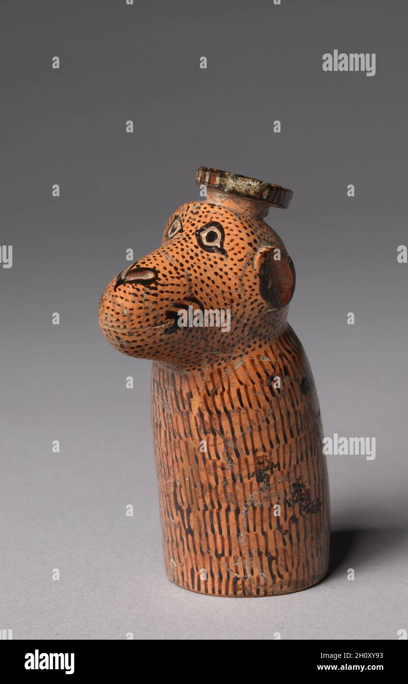 Aryballos (serbatoio olio) a forma di scimmia, c. 580 A.C. Greco Orientale, probabilmente Milesiano. Ceramica; diametro della bocca: 2 cm (13/16 in.); totale: 9 cm (9/16 in.); diametro della base: 3.7 cm (1 7/16 in.). Fiasche di profumo in forma di scimmia sono numerosi, ma pochi sono ben fatti e conservati come questo. Il pallone è stato portato sospeso dal polso mediante un cordone. Il suo proprietario lo avrebbe preso ai bagni comunali e si unse con il suo contenuto in seguito. Tali fiasche sono state trovate in tutto il Mediterraneo e l'Egitto, ma questa nave è stata probabilmente realizzata in un insediamento greco sulla costa occidentale dell'Asia Mino Foto Stock