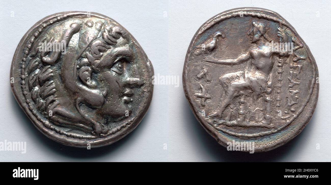 Tetradrachm: Testa dei giovani Eracli (obverso); Zeus (inverso), 336–323 a.C. Greco, macedone, coniò ad Ampipolis (Macedonia), regno di Alessandro III [il Grande]. Argento; diametro: 2.2 cm (7/8 poll.). Su questa moneta, la testa di un giovane Eracle, con la pelle di leone, appare sull'oblio, con suo padre Zeus, re degli dei, seduto sul rovescio. Per Alessandro III (il Grande), monete come questo potere proiettato. Così, mentre i loro attributi (leone-pelle, aquila, scettro) identificano l'eroe e dio, l'iscrizione ??????????? (Di Alexander) identifica il leader. Foto Stock