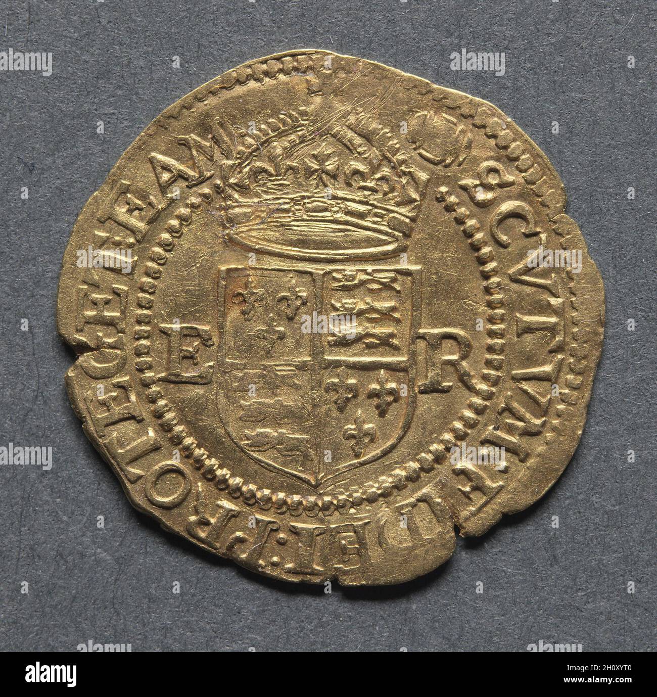 Corona a metà: Scudo di armi coronato (retromarcia), 1592–95. Inghilterra, Elizabeth i, 1558-1603. Oro; diametro: 1.5 cm (9/16 poll.). Foto Stock