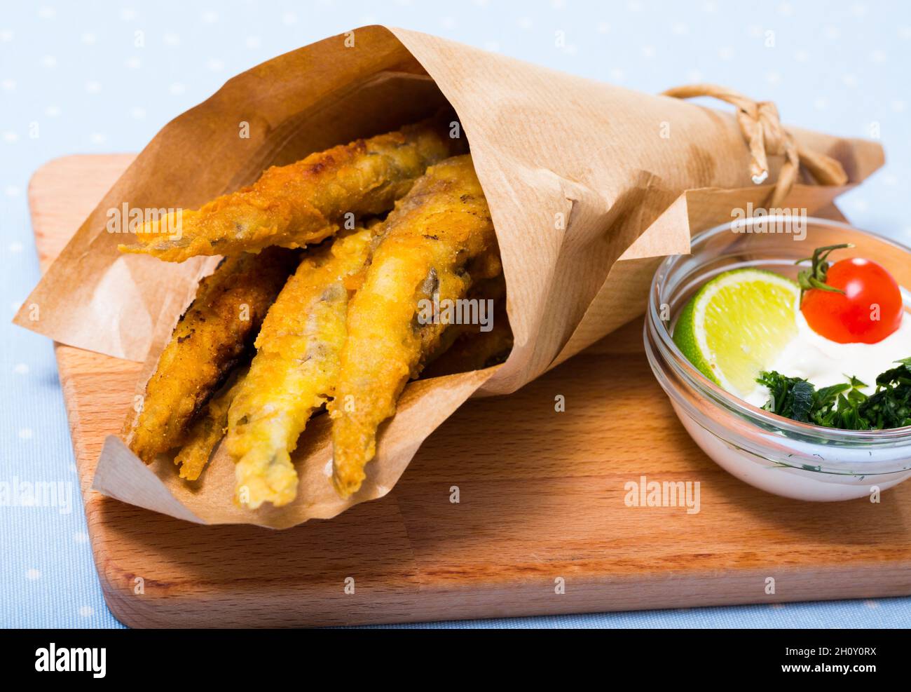 Pesce e patatine con salsa di formaggio cremosa Foto Stock