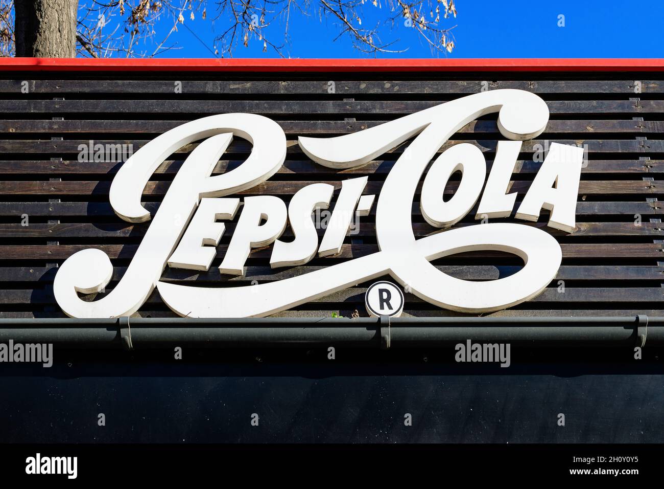 Bucarest, Romania, 1 gennaio 2021 - Vecchio logo bianco d'epoca di Pepsi Cola drink visualizzato su sfondo scuro in un ristorante in una soleggiata giornata invernale Foto Stock