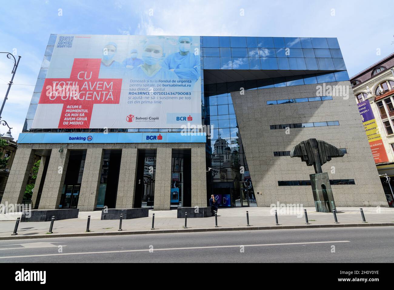 Bucarest, Romania - 6 giugno 2020: Entrata della sede centrale della Banca Erste BCR in via Calea Victoriei nel centro Foto Stock