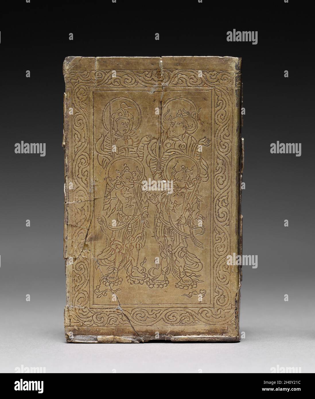 Contenitore Sutra buddista, 1100-1200. Corea, periodo Goryeo (918-1392). Argento dorato con disegni buddisti incisi; totale: 9.5 x 6 x 2.3 cm (3 3/4 x 2 3/8 x 7/8 pollici). Questo contenitore è stato progettato per contenere sutra, o testi sacri buddisti. I quattro Re Celeste, uno per ciascuna delle direzioni cardinali, sono incisi all'esterno del contenitore. Le immagini dei quattro Re Celeste si trovano spesso su contenitori coreani per reliquie sacre e sutra, e sono simboliche del desiderio di preservare gli insegnamenti del Buddha. Foto Stock