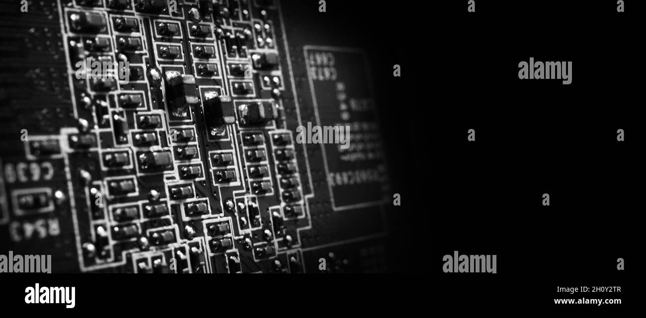 Semiconduttore. Chip cpu situato sulla scheda madre verde del computer. Scheda a circuito stampato della scheda madre semi-conduttrici. Scheda per computer Hightech con manuale Foto Stock