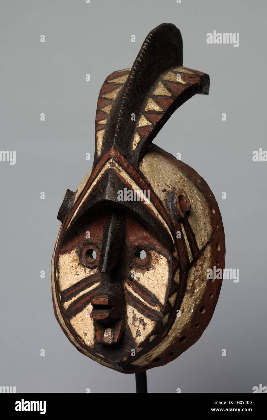 Maschera (wan-balinga), primi del 1900. Africa, Africa occidentale, Burkina Faso, fabbro-carver in stile mossi. Legno e vernice; totale: 34 x 14 x 14 cm (13 3/8 x 5 1/2 x 5 1/2 pollici). Solo i contadini tra i mossi impiegano maschere. il nome proprio di questa maschera, wan-balinga, evoca una figura mitica che era la madre del primo sovrano dei mossi. Tali maschere sono più tipicamente indossate e ballate con in occasione del funerale di un anziano maschio o femmina come scorta del cadavere alla tomba. Essi compaiono anche durante i servizi commemorativi annuali che si verificano mesi dopo l'effettiva sepoltura, quando tutti i clan deceduti m Foto Stock