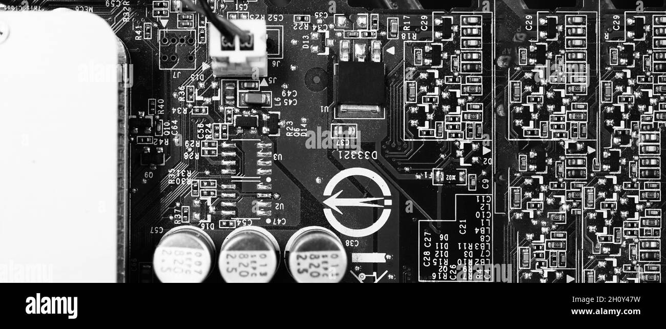 Semiconduttore. Chip cpu situato sulla scheda madre verde del computer. Scheda a circuito stampato della scheda madre semi-conduttrici. Scheda per computer Hightech con manuale Foto Stock