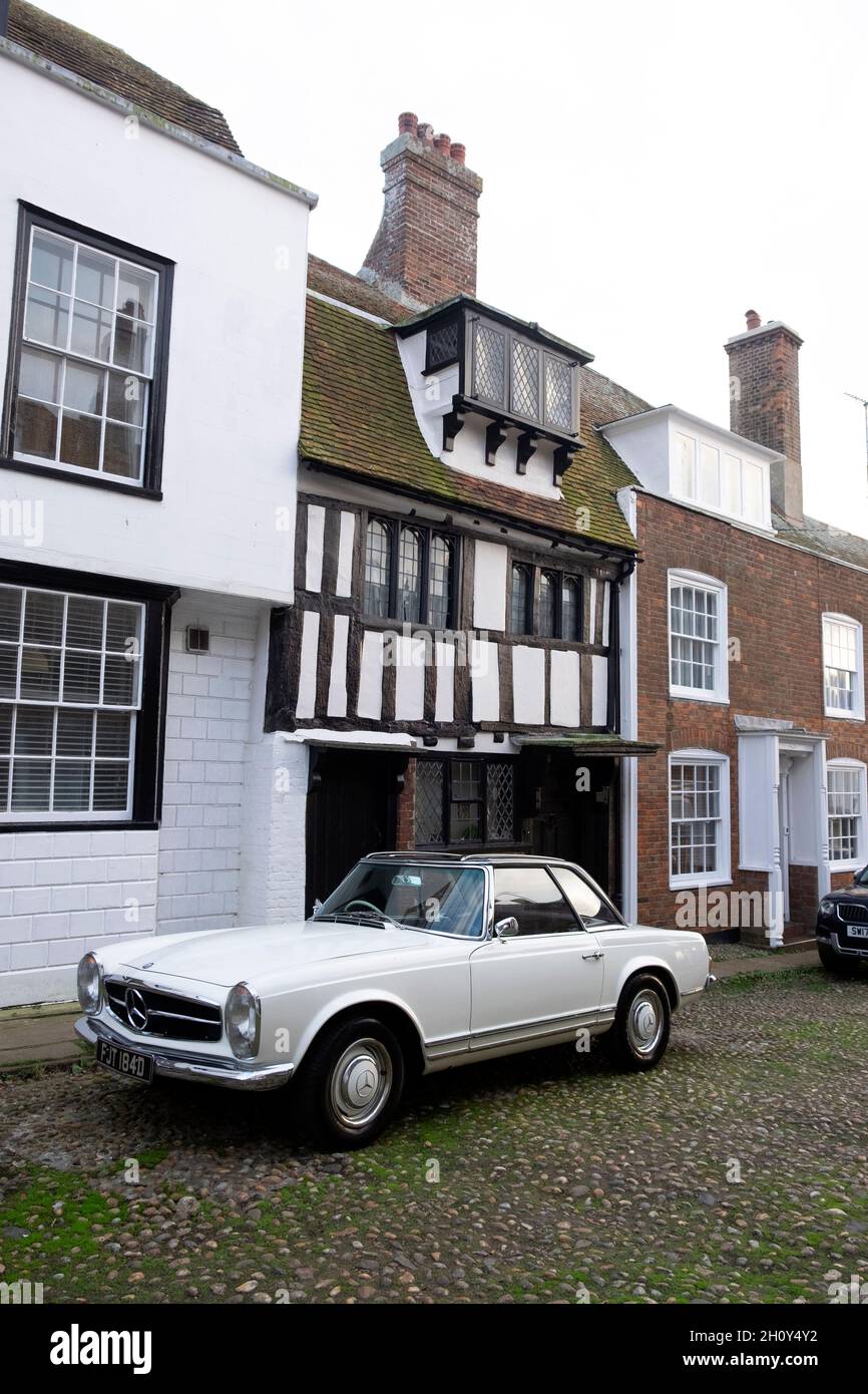 Mercedes-Benz 230 auto sportive parcheggiata fuori casa a graticcio su strada di watchbell lastricata Rye East Sussex Inghilterra Gran Bretagna Regno Unito KATHY DEWITT Foto Stock