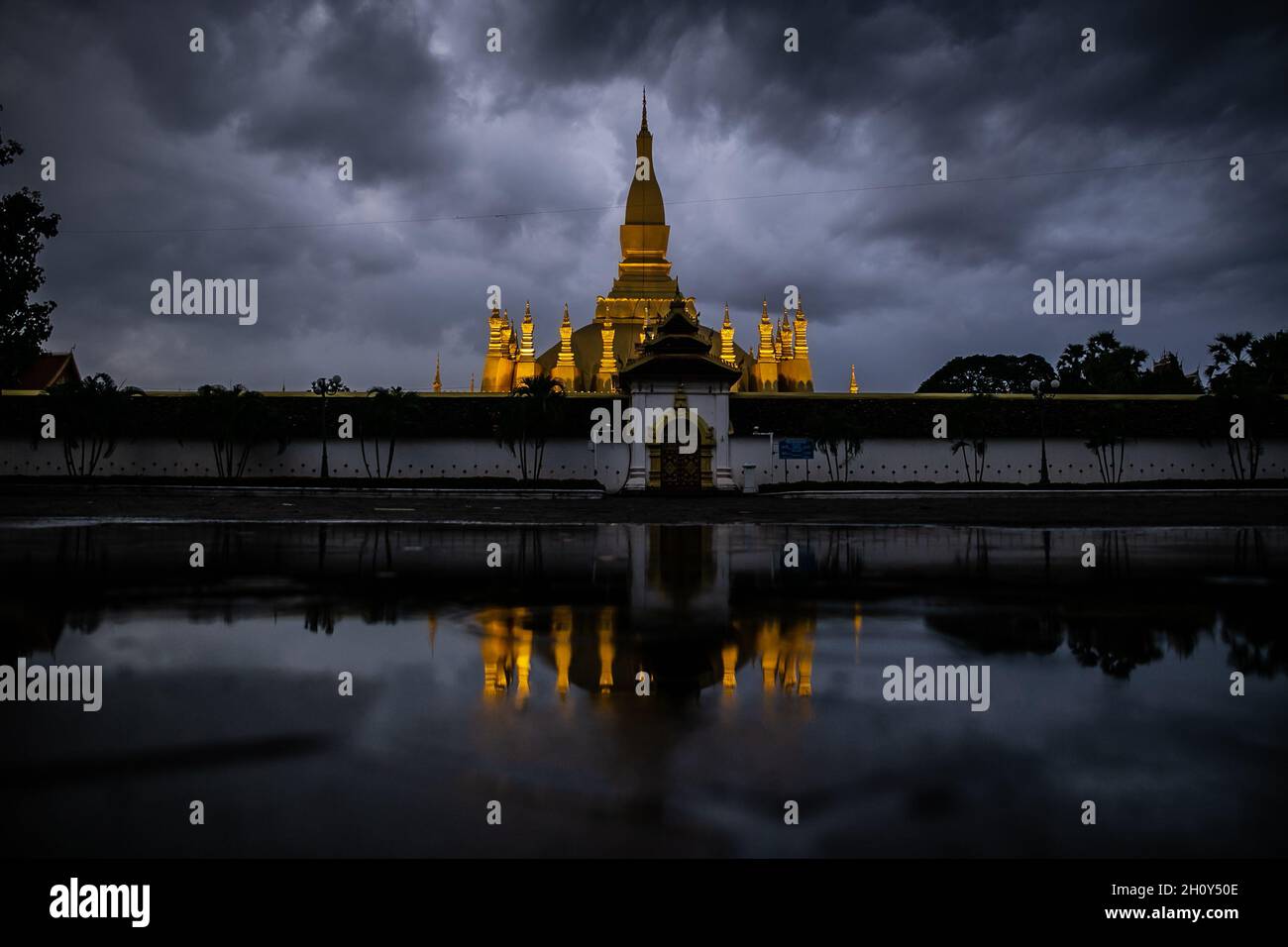 (211015) -- VIENTIANE, 15 ottobre 2021 (Xinhua) -- Foto scattata il 10 ottobre 2021 mostra una visione di Luang Stupa in Vientiane, Laos. (Foto di Kaikeo Sayasane/Xinhua) Foto Stock