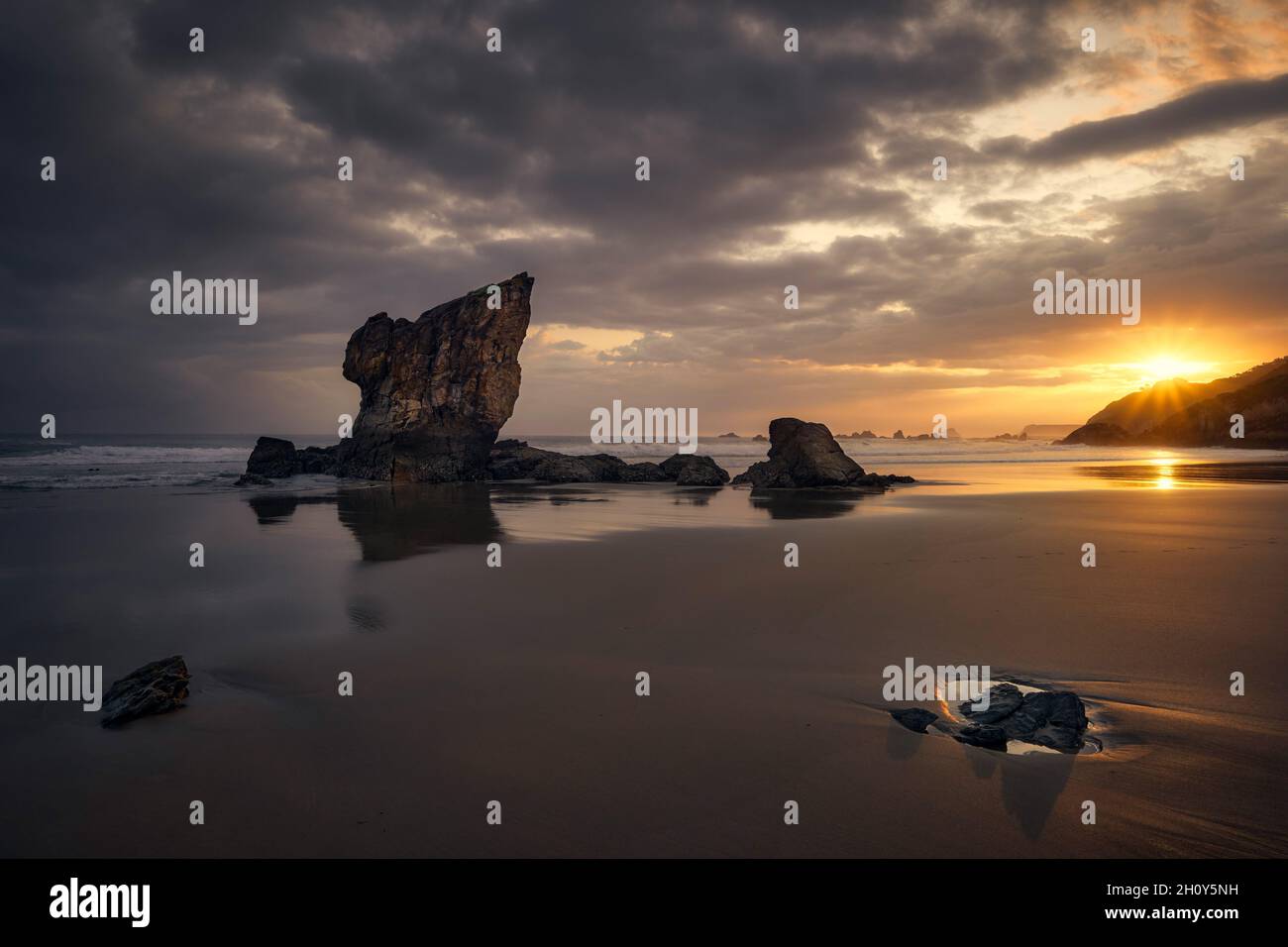 Alba sulla spiaggia De Aguilar (Asturias - Spagna) Foto Stock