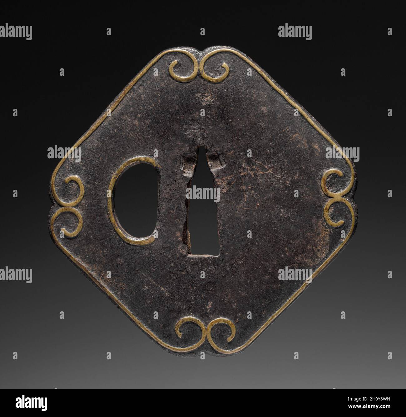 Guardia di spada (Tsuba), c.. 1615-1868. Giappone, forse periodo Edo (1615-1868). Ferro da stiro; totale: 6.8 x 6.8 cm (2 11/16 x 2 11/16 poll.). Foto Stock