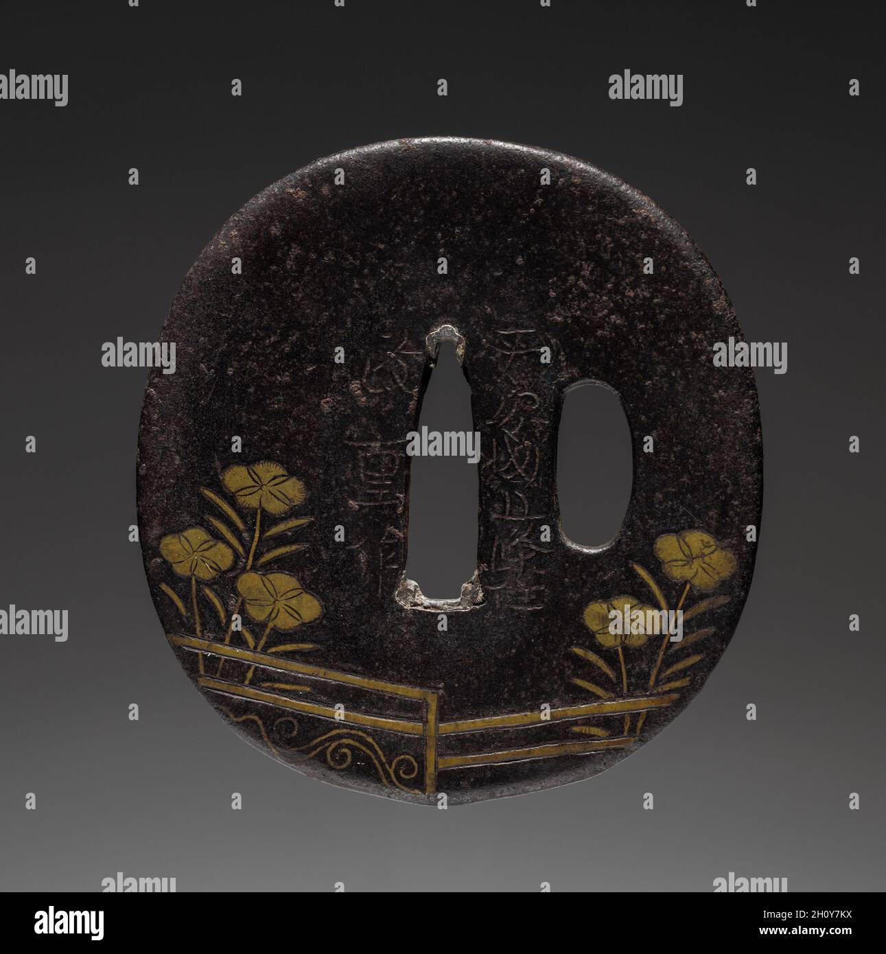 Guardia di spada (Tsuba) Fiori di Fence, fine del 1700. Giappone, periodo Edo (1615-1868). Ferro con inserto in ottone; media: 5.8 x 7 cm (2 5/16 x 2 3/4 poll.). Foto Stock