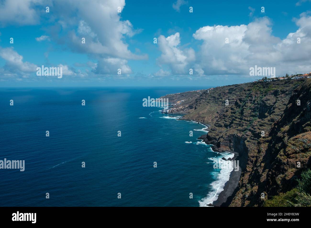Paesaggio costiero aereo - orizzonte dell'oceano e isola con spiaggia e cielo blu sfondo, Tenerife Foto Stock
