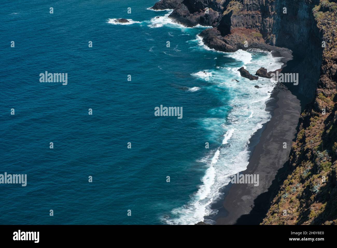onde oceaniche, spiaggia e riva - veduta aerea del paesaggio costiero Foto Stock