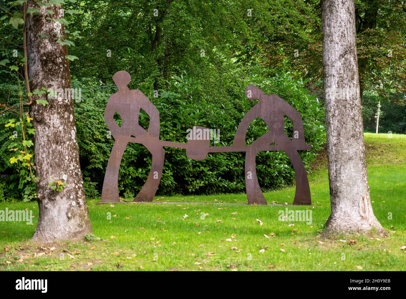 Deutschland, Nordrhein-Westfalen, Witten, Haus Witten (Burg Berge zu Witten), skulptur 'Die Herstellung von Tiegelgussstahl' von Angelika Pietsch im S. Foto Stock