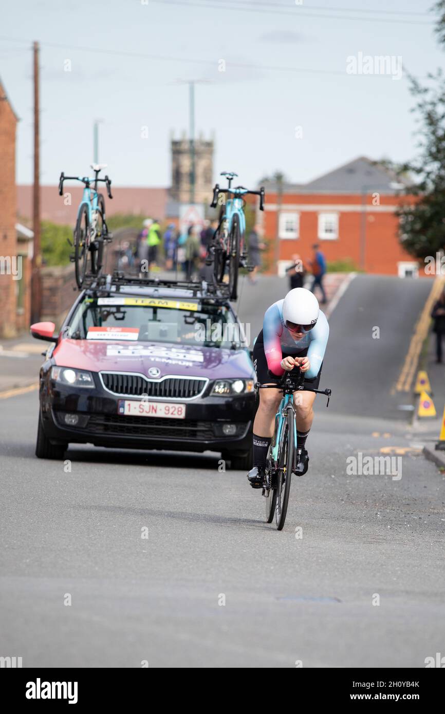 Maria va non Geloof in sella a Drops-le col s/b TEMPUR che partecipa all'AJ Bell Women's Tour 2021. La prima prova in assoluto ad Atherstone. Foto Stock