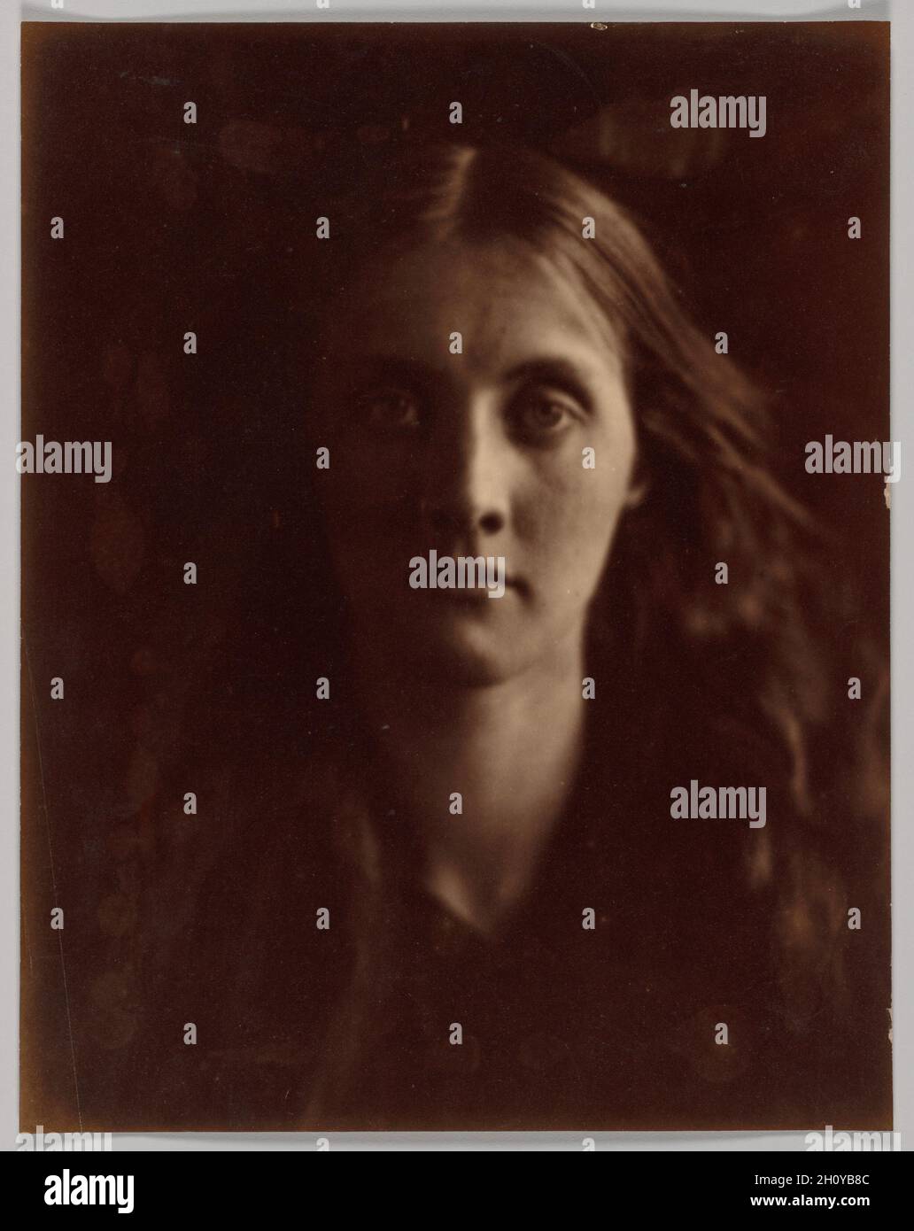 Julia Jackson, 1867. Julia Margaret Cameron (inglese, 1815-1879). Stampa albume da collodio negativo umido; foglio: 26.4 x 20.8 cm (10 3/8 x 8 3/16 poll.). Uno dei più grandi fotografi di ritratti del periodo vittoriano, Julia Margaret Cameron ha prodotto immagini infestanti che trascendevano la descrizione fisica, rispecchiando la vita interiore dei suoi soggetti. Questa fotografia raffigura Julia Jackson, l’amata nipote, il nipotino e la figlioccia di Cameron. In un momento in cui la maggior parte delle donne aveva solo due o tre fotografie scattate durante la loro vita, Cameron ha creato oltre 50 ritratti di Jackson, un essere rinomato Foto Stock