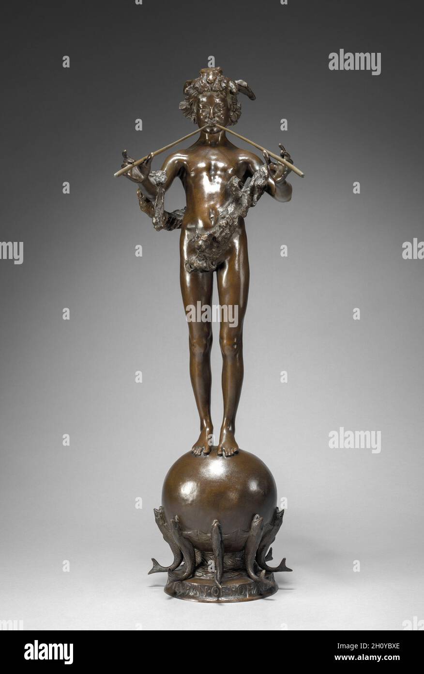 Pan di Rohallion, 1890. Frederick William MacMonnies (americano, 1863-1937). Bronzo; totale: 76.6 x 26 cm (30 3/16 x 10 1/4 poll.); diametro base: 17.6 cm (6 15/16 poll.). Rohallion nel titolo si riferisce al nome di una proprietà nel New Jersey, il cui proprietario commissionò a MacMonnies di creare una grande fontana di questo design per una piscina giardino. In seguito, l'artista ha realizzato diverse versioni più piccole, come questo esempio. Qui, l'antico dio greco Pan suona le sue pipe musicali mentre si trova su un orb sostenuto dal pesce. Foto Stock