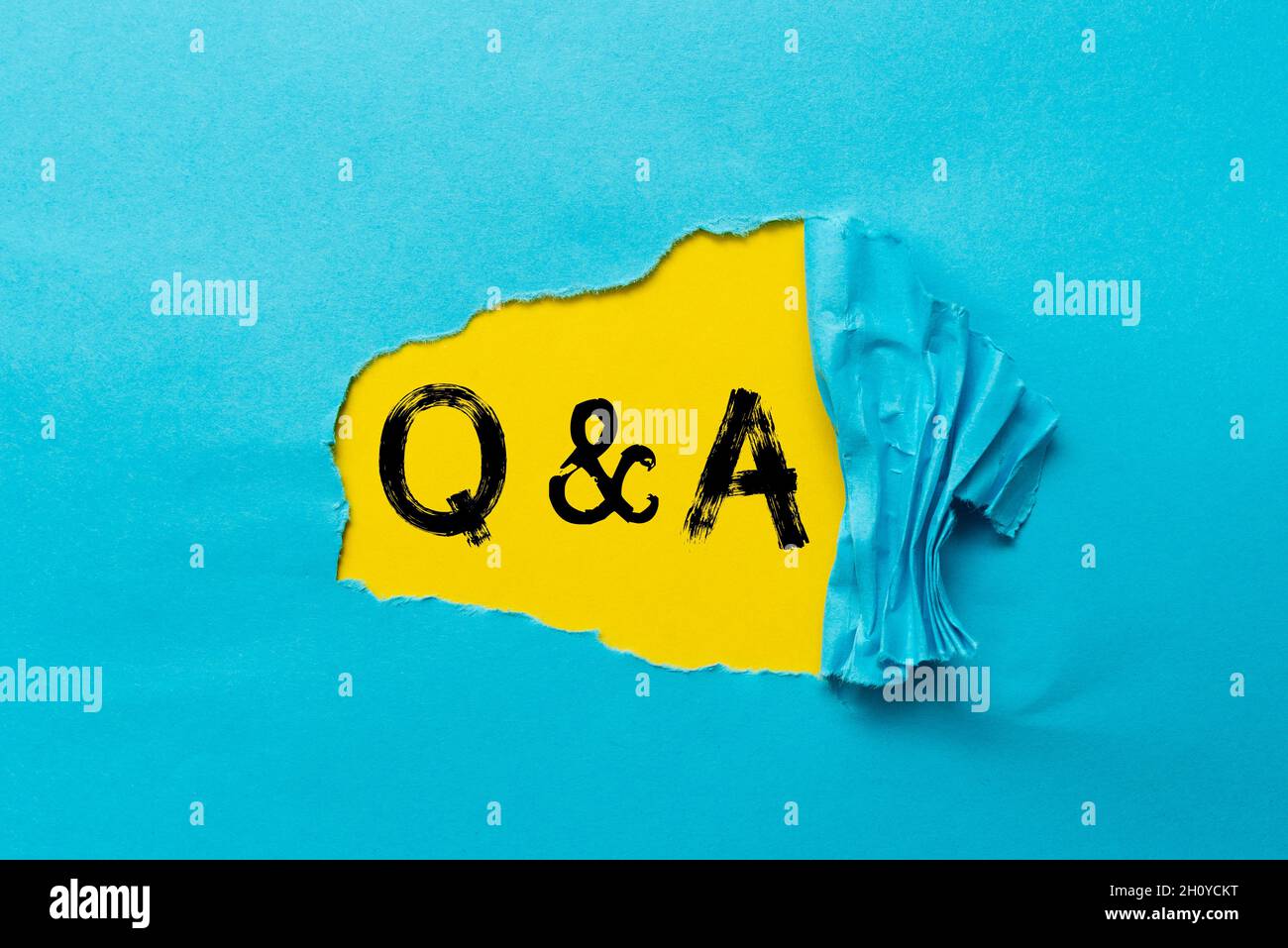 Apporre un cartello con la scritta Q e Una domanda. Foto concettuale in cui la persona pone domande e un'altra risponde Abstract scoprendo il significato di New Life Foto Stock