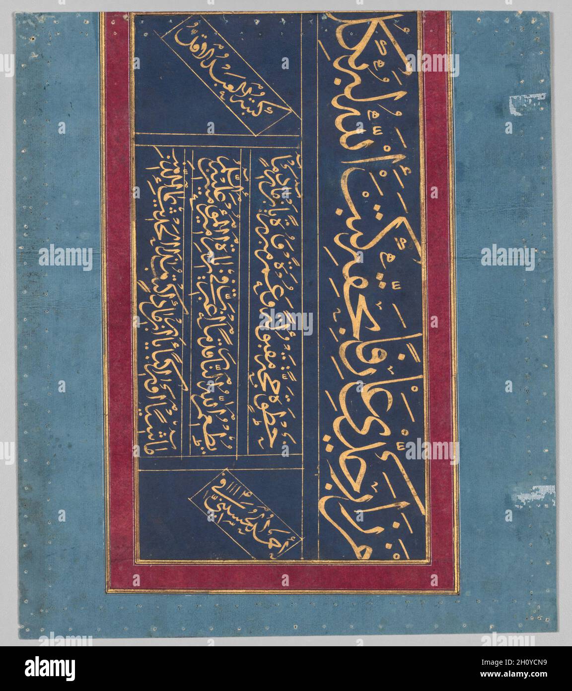 Calligraphy (verso), 1702. Ahmad al-Husaini. Oro su carta blu, quattro righe di calligrafia tulutale (verso); pagina: 28.2 x 24.1 cm (11 1/8 x 9 1/2 pollici). Foto Stock