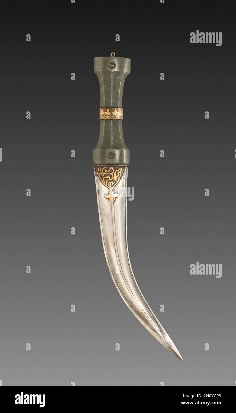 Pugnale, 1700-1800. India. Jade hilt con ferro e oro; lama in acciaio con ferro e oro; tuta: 34.4 cm (13 9/16 in.). I pugnali con lame curve, noti come khanjar, sono stati indossati nella cintura come uno degli accessori di base per gli uomini Mughal. Un coltello multiuso che poteva essere utilizzato per la caccia o la lotta, il khanjar era anche un simbolo di stato visibile. L'uso di giada e oro indica che questo pugnale era di proprietà di un membro della corte. Le iscrizioni in oro sulla lama, appena sotto il poggio, sono citazioni del Corano, il libro più sacro per i musulmani. Su un lato si trova la linea di apertura Foto Stock