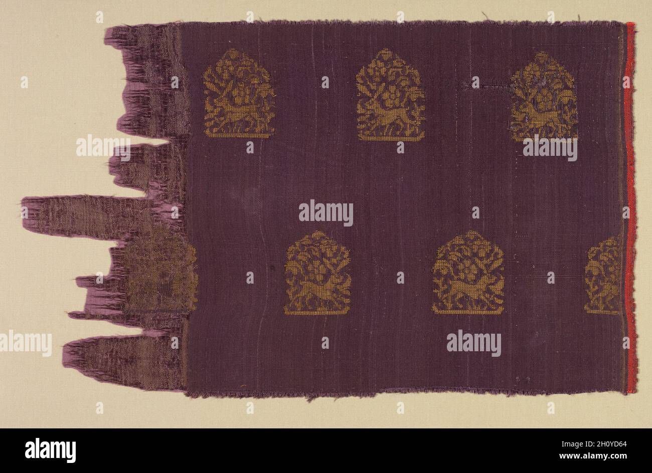 Brocade con Hares, 1200-metà 1300. Cina settentrionale, dinastia Yuan (1271-1368). Seta: Tovaglia, broccata; filo d'oro; tuta: 26 x 42.8 cm (10 1/4 x 16 7/8 poll.). Il motivo della lepre tra i cespugli può riguardare le attività di caccia del Khitan, del Jurchen e dei Mongoli. Le cacce di lepre sono registrate nel Liaoshi (Storia della Dinastia Liao) e sono state spesso segnalate da inviati di ritorno in Cina dagli stati settentrionali. L'asimmetria dell'immagine in questo tessuto è caratteristica delle broccate Jin. Tuttavia, le orditoie accoppiate (invece di singole) rivelano l'influenza degli artigiani dell'est Foto Stock