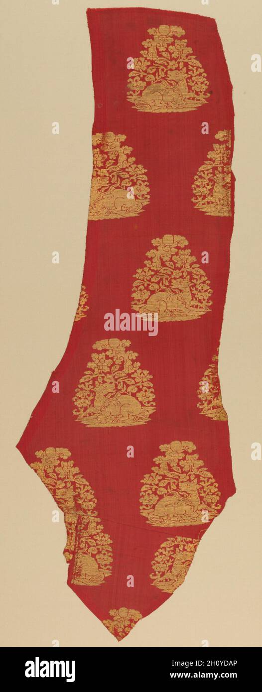 Brocade con Djeiran che guarda la Luna, 1115–1234. Cina, dinastia Jin (1115-1234). Filo di seta e oro; tovaglia, broccata; tuta: 109.8 x 38.5 cm (43 1/4 x 15 3/16 poll.). L'immagine misteriosa di un animale deerlike che guarda sulla luna tra le nuvole è stata variamente interpretata nel corso di molti secoli. L'animale, steso giù con un foreleg esteso e guardando indietro, ha avuto origine come un djeiran, o antilope dell'Asia centrale. Apparendo comunemente sull'argento di Sogdian dai anni '600 in poi, il motivo migrò attraverso le rotte commerciali verso la Cina settentrionale. Lì, durante le dinastie Jin e Yuan (1279-1368), lo fu Foto Stock