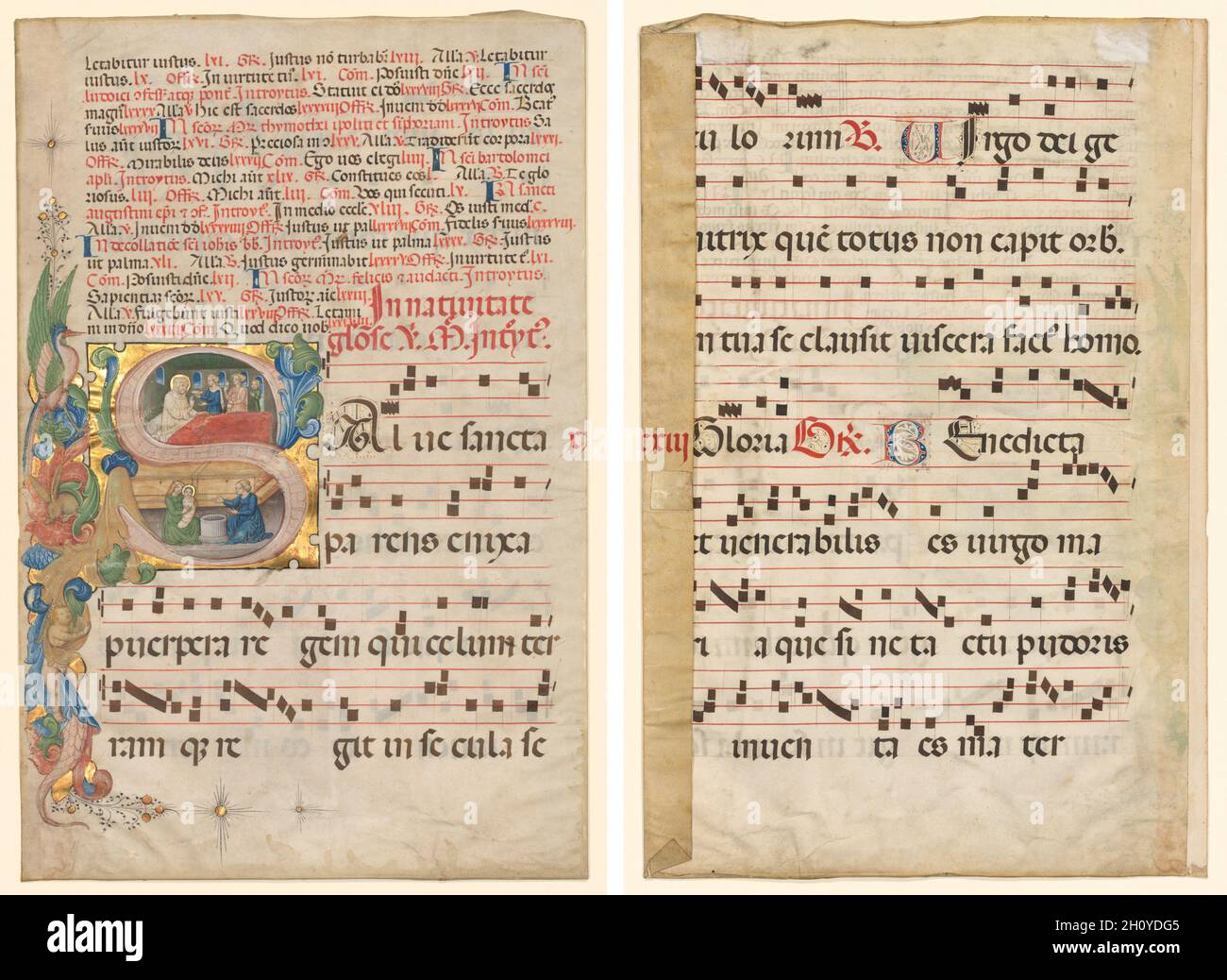 Foglia da un graduale: Istoriato iniziale S[alve Sancta Parens] con nascita della Vergine (recto) e Musica (verso), c.. 1420-1450. Italia settentrionale, XV secolo. Inchiostro, tempera e oro su vellum; ogni foglia: 52.1 x 34.9 cm (20 1/2 x 13 3/4 poll.). Questa bella foglia è dominata da una grande S storica da cui spruzzi di fogliame abitato da un putto, un coniglio, e una cicogna si estendono nel margine sinistro. Una scena che rappresenta la nascita della Vergine si trova all’interno della doppia curva di S. Anna, la madre della Vergine, occupa il letto di nascita nella scena superiore. Sotto, il bambino Maria è stato bagno Foto Stock