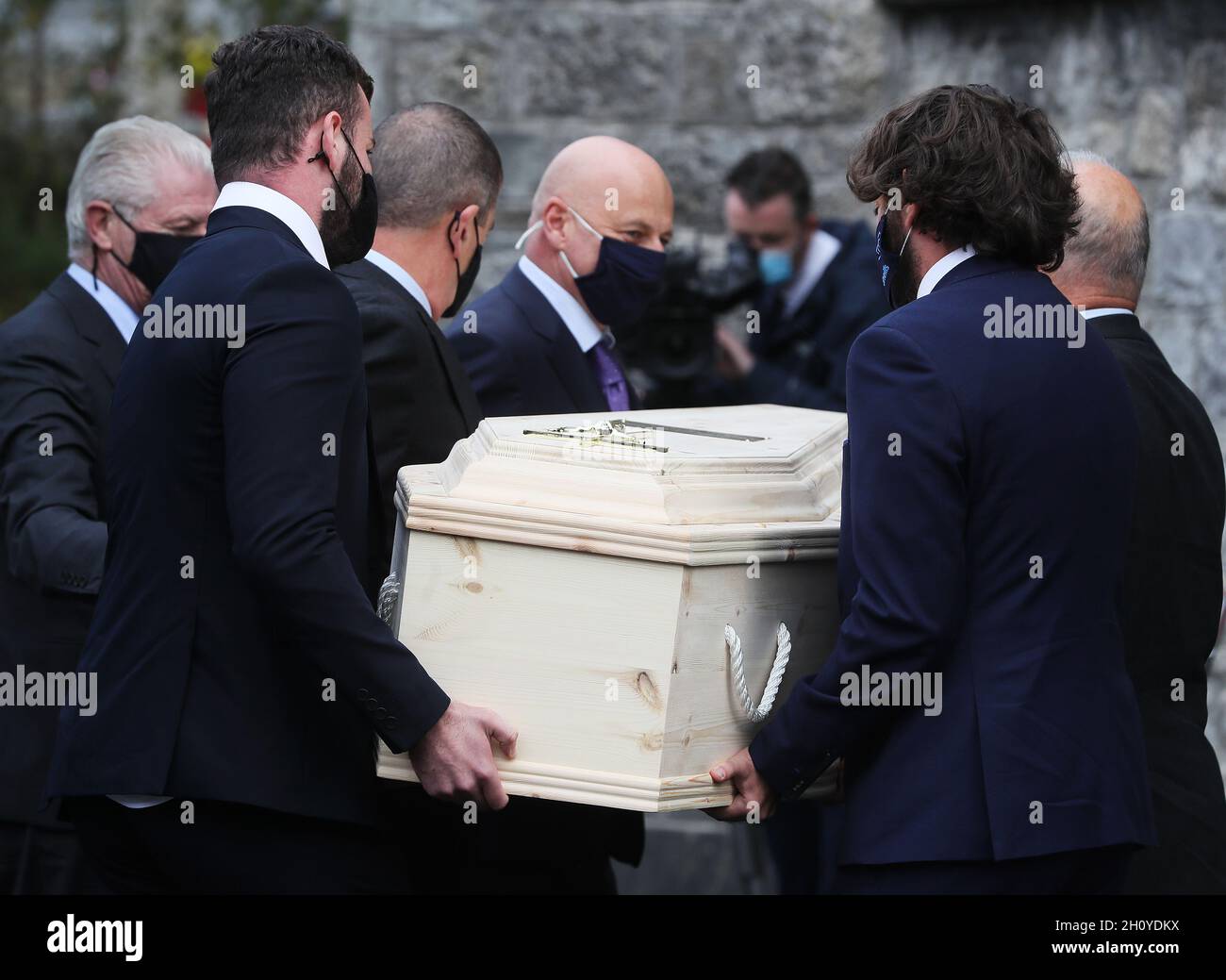 La bara del fondatore di Chieftains Paddy Moloney arriva alla Chiesa di San Kevin a Glendalough, Co. Wicklow, per il suo funerale. Data foto: Venerdì 15 ottobre 2021. Paddy Moloney visse per la musica, i lutto ai suoi funerali furono raccontati. Il musicista di Dublino, che ha svolto un ruolo chiave nel rilancio della musica tradizionale folk irlandese, è morto questa settimana all'età di 83 anni. Foto Stock