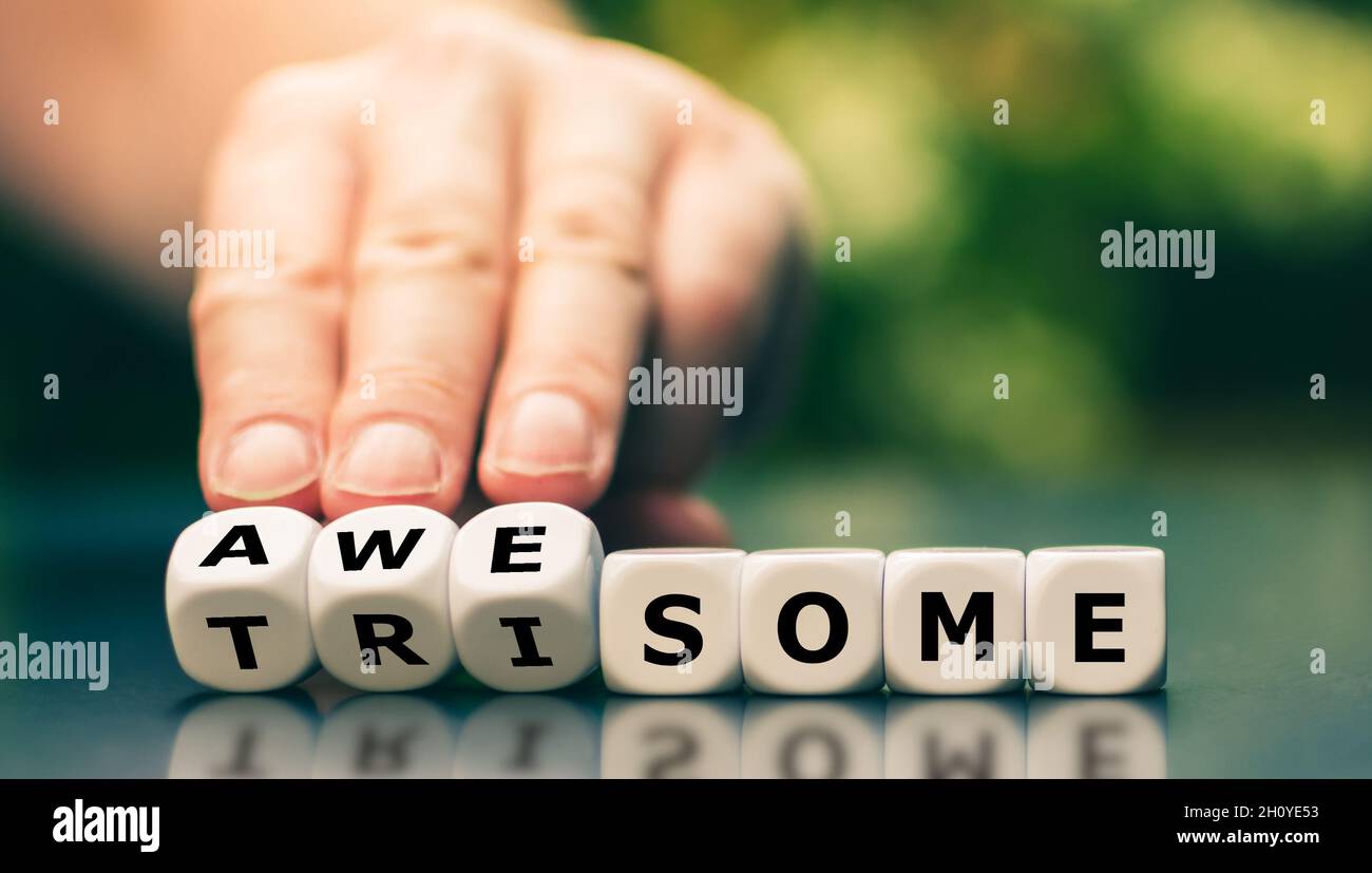 Simbolo per una vita impressionante con trisomia. I dadi formano le parole impressionanti e trisome. Foto Stock