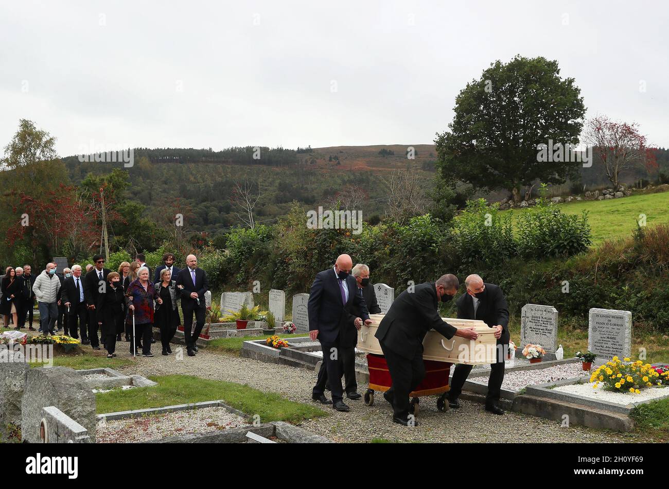 La bara del fondatore di Chieftains Paddy Moloney viene portata dalla Chiesa di San Kevin a Glendalough, Co. Wicklow, durante il suo funerale. Data foto: Venerdì 15 ottobre 2021. Paddy Moloney visse per la musica, i lutto ai suoi funerali furono raccontati. Il musicista di Dublino, che ha svolto un ruolo chiave nel rilancio della musica tradizionale folk irlandese, è morto questa settimana all'età di 83 anni. Foto Stock