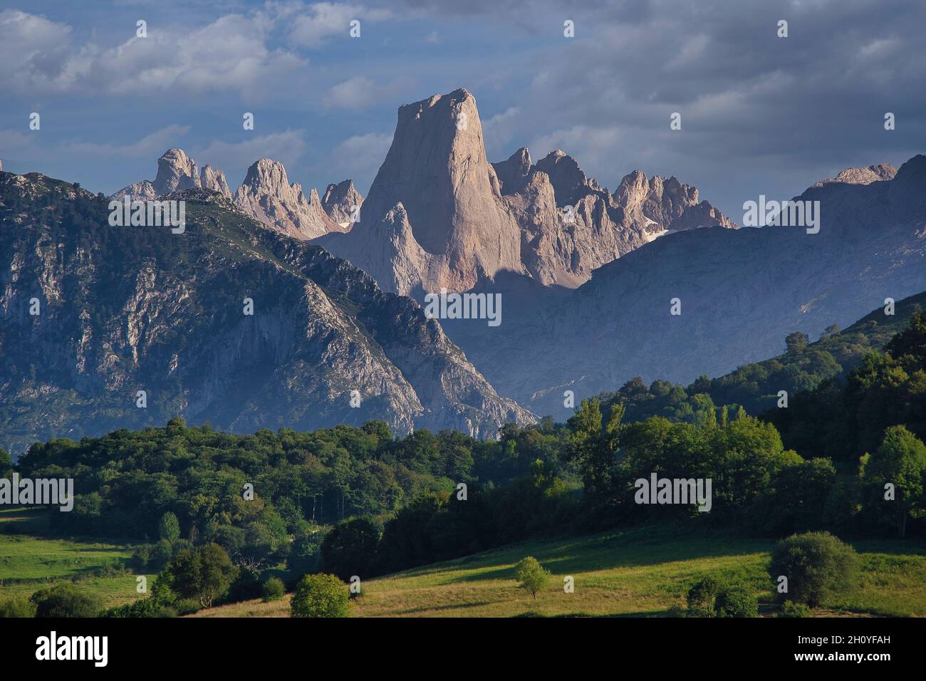Bella scena di montagne, pascoli verdi sotto un cielo blu nuvoloso a Naranjo de Bulnes, Spagna Foto Stock