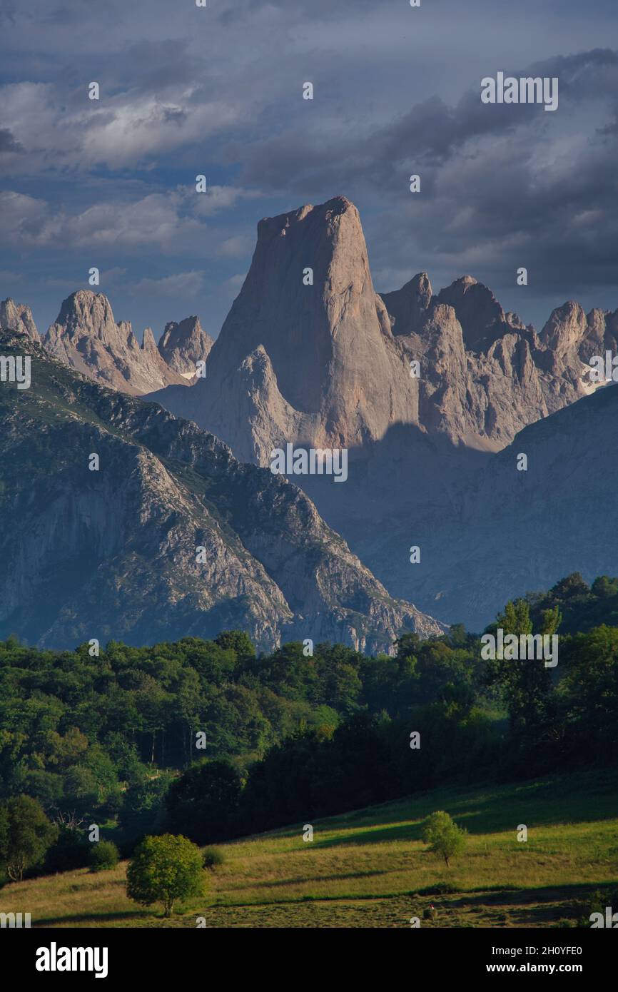 Bella scena di montagne, scogliere verdi sotto un cielo blu nuvoloso a Naranjo de Bulnes, Spagna Foto Stock