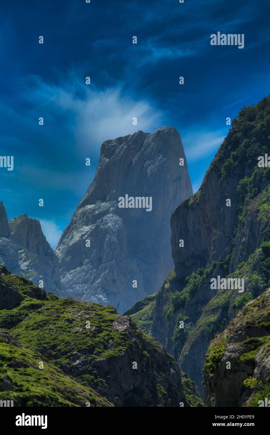 Bella scena di montagne, scogliere verdi sotto un cielo blu nuvoloso a Naranjo de Bulnes, Spagna Foto Stock