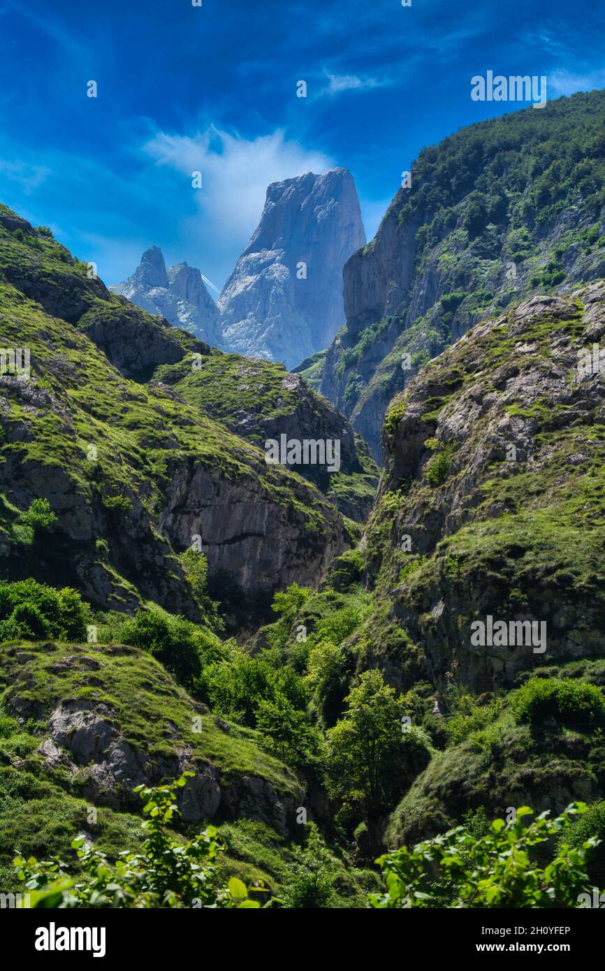 Bella scena di montagne, scogliere verdi sotto un cielo blu nuvoloso a Naranjo de Bulnes, Spagna Foto Stock