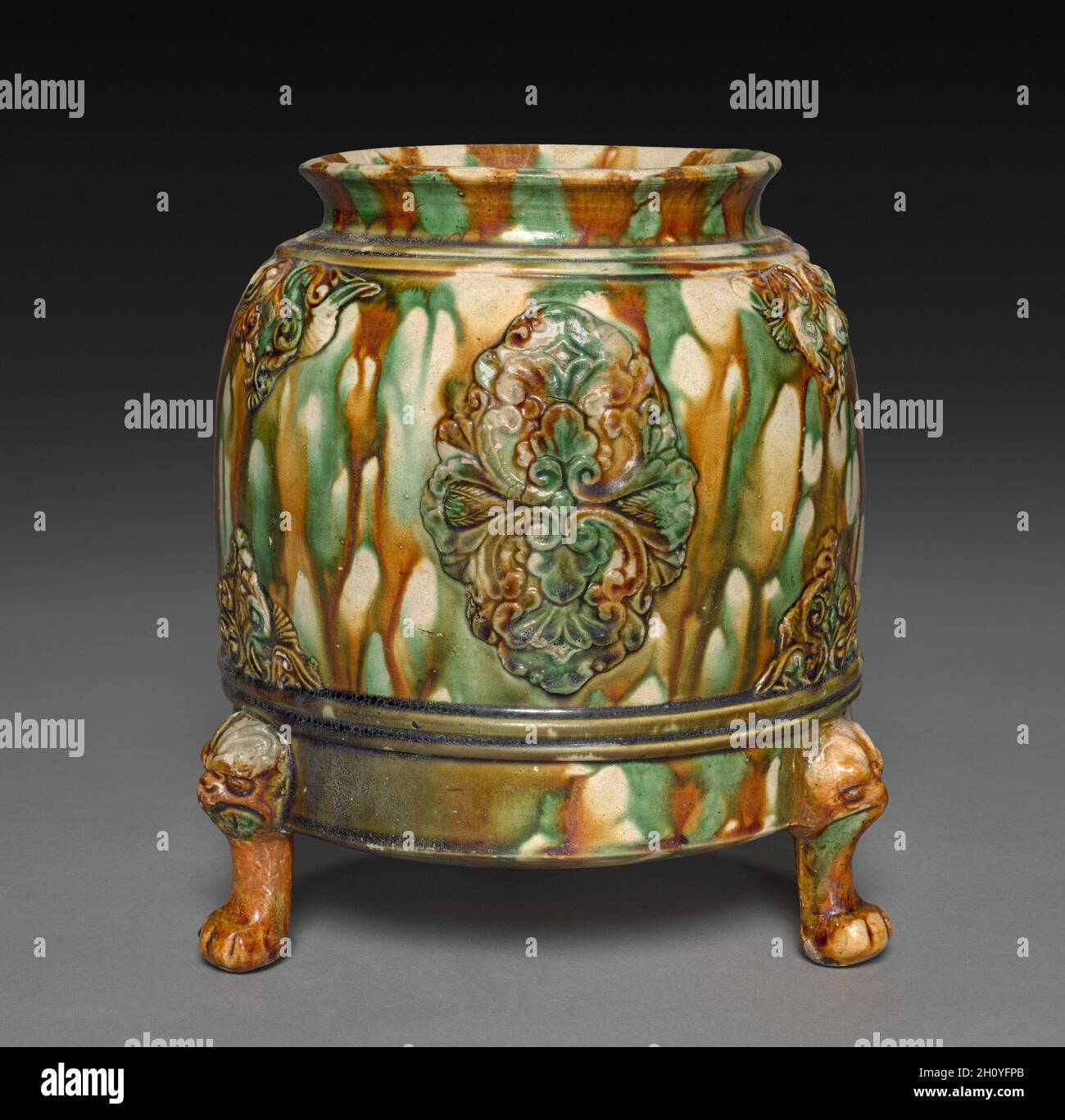 Vaso con applicata la decorazione floreale, 618-907. Cina, dinastia Tang (618-907). Terracotta invetriata, sancai (a tre colori ware); complessivo: 20,2 x 28,5 cm (7 15/16 x 11 1/4 in.). Foto Stock