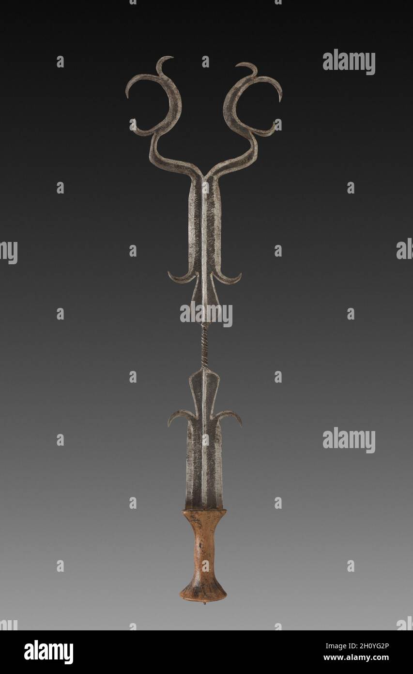 Spada (byongi), dalla fine del 1800 ai primi del 1900. Repubblica democratica del Congo, Ekonda o Kundu. Lega di ferro e legno; totale: 53.9 cm (21 1/4 poll.). Foto Stock