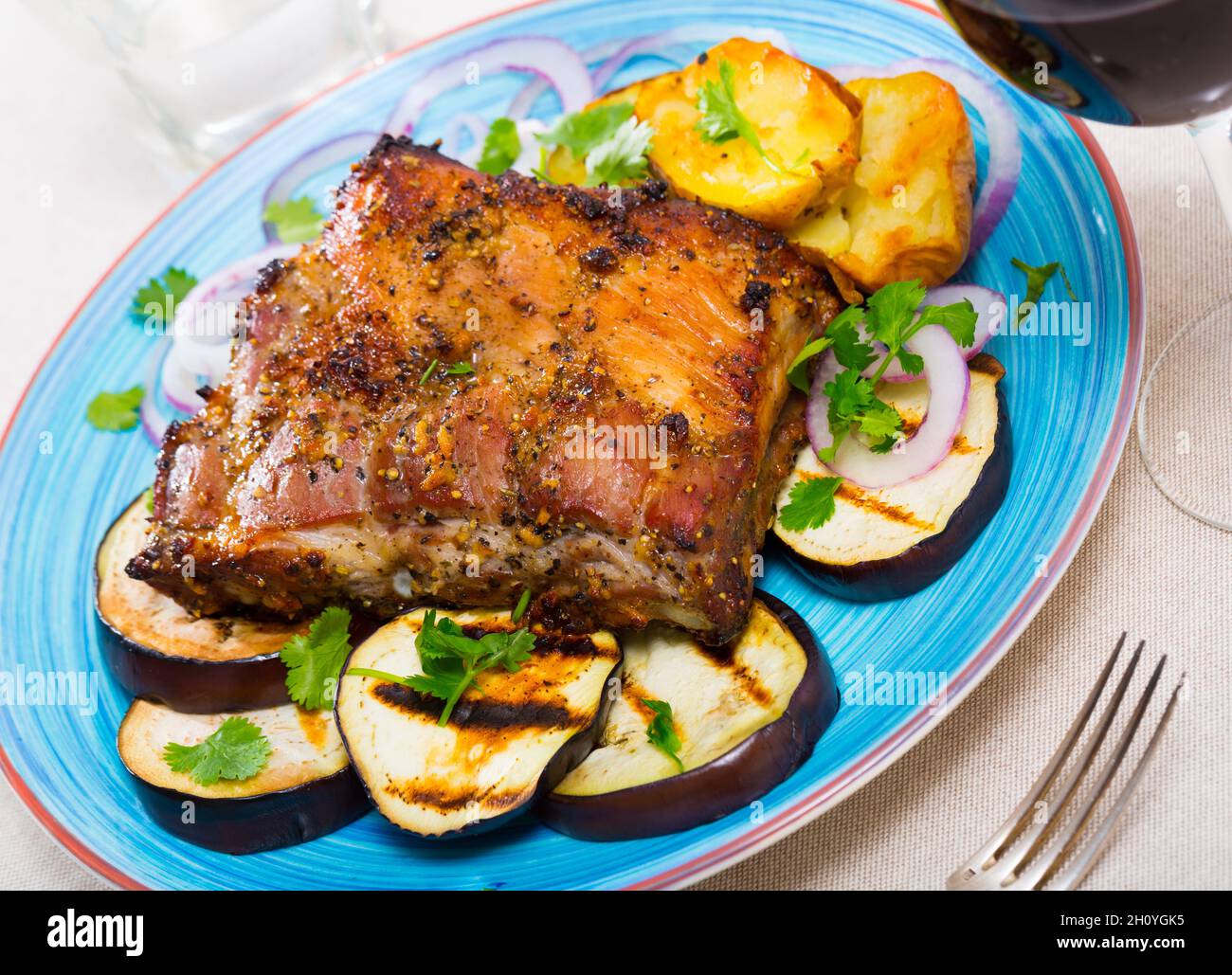 carne di maiale arrosto con verdure Foto Stock