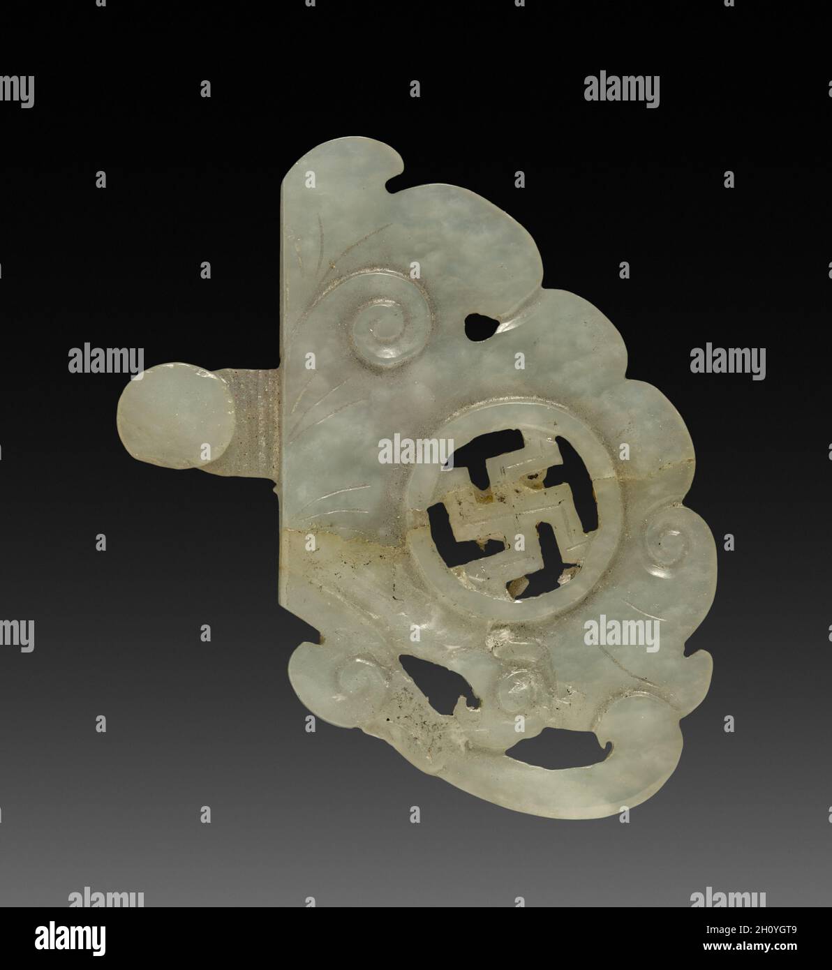 Parte della fibbia, 1800s-1900s. Cina, 19th del XX secolo. Giada bianca; complessivo: 4.6 x 5.4 cm (1 13/16 x 2 1/8 in.). Foto Stock