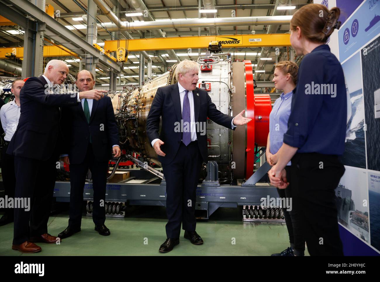 Il primo ministro Boris Johnson (centro) e il segretario alla difesa ben Wallace (terza a sinistra) durante una visita alla fabbrica Rolls Royce di Bristol, mentre si trova in città per partecipare a una riunione regionale del gabinetto. Data foto: Venerdì 15 ottobre 2021. Foto Stock