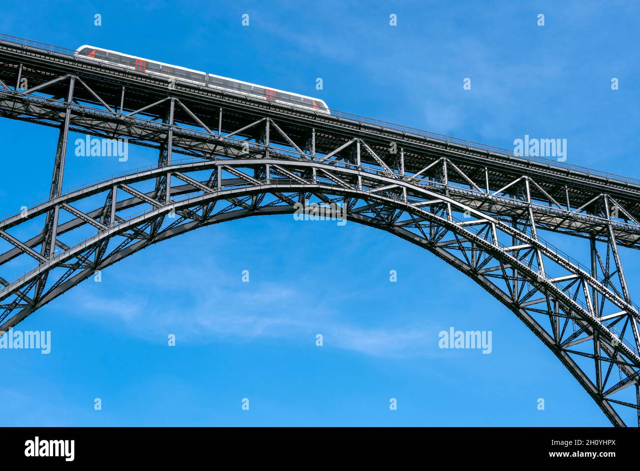 Deutschland, Nordrhein-Westfalen, Solingen, Die Müngstener Brücke ist die höchste Eisenbahnbrücke Deutschlands. Sie überspannt zweigleisig zwischen de Foto Stock