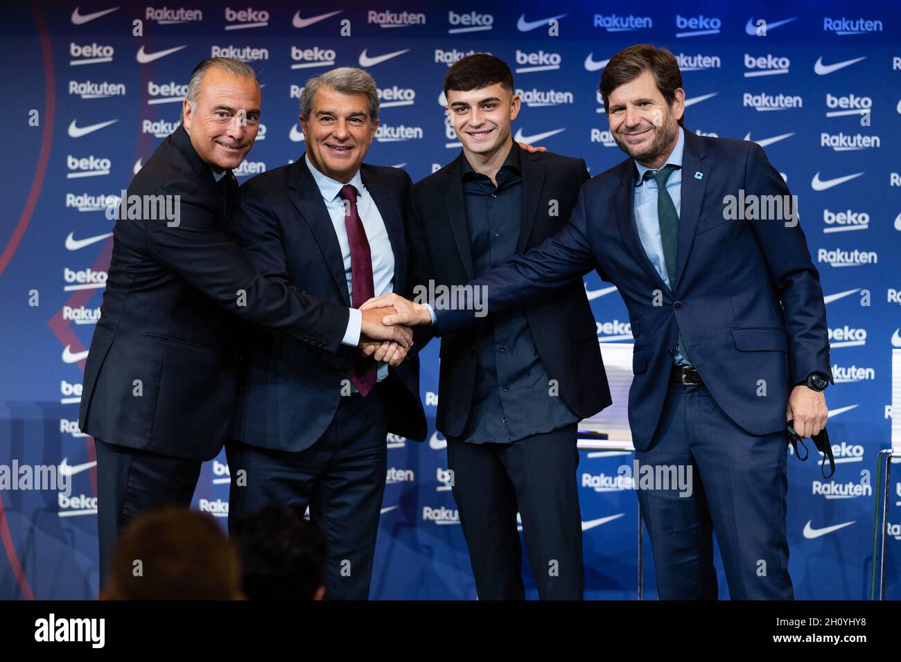 Barcellona, Spagna. 15 ottobre 2021. SPAGNA-CALCIO-FC BARCELLONA RINNOVO CONTRATTO PEDRI. FC Barcelona player (16) Pedri durante il rinnovo del contratto a Camp Nou, Barcellona, Spagna, il 15 ottobre 2021. © Joan Gosa 2021. Credit: Joan Gosa Badia/Alamy Live News Foto Stock