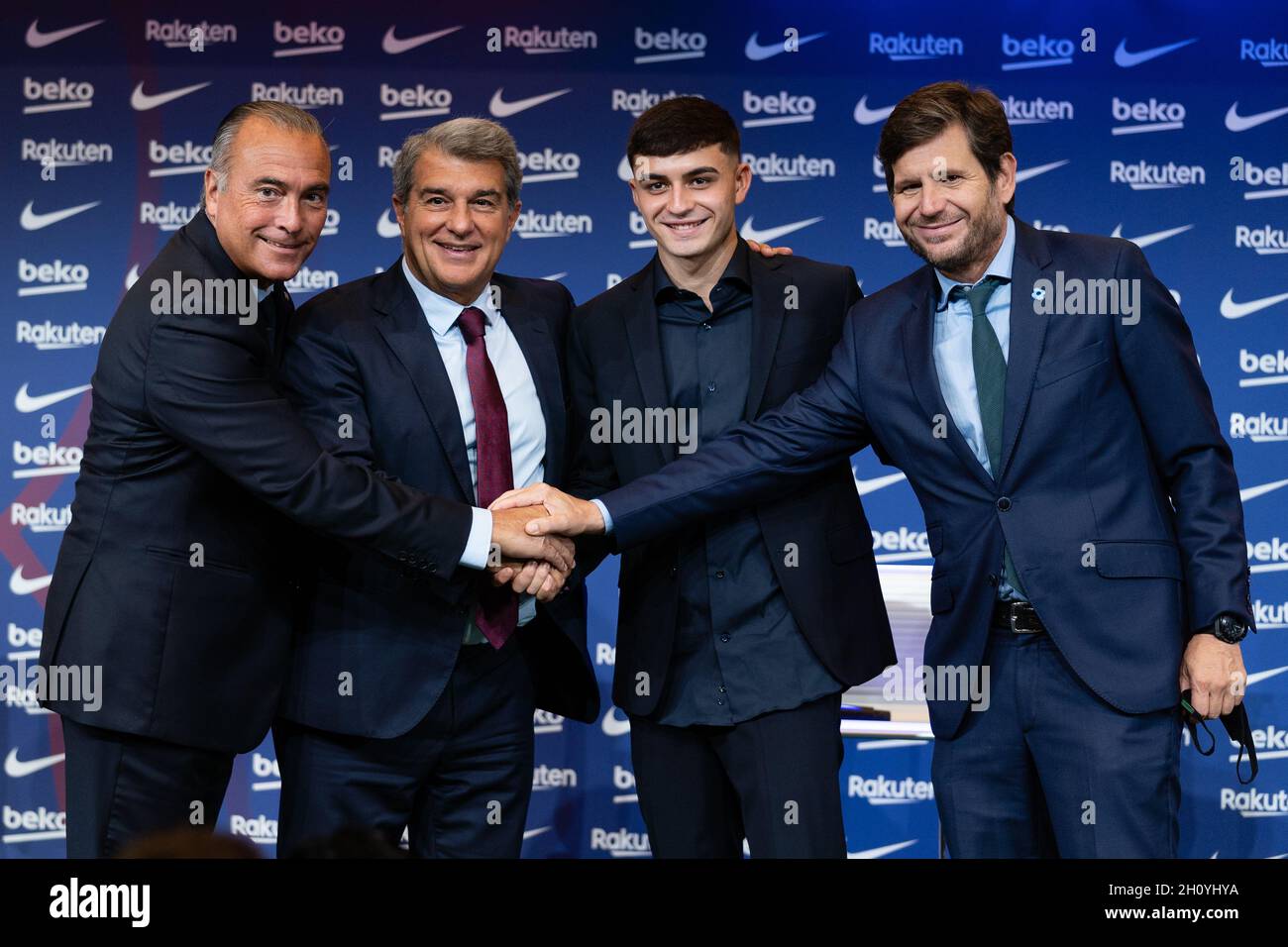 Barcellona, Spagna. 15 ottobre 2021. SPAGNA-CALCIO-FC BARCELLONA RINNOVO CONTRATTO PEDRI. FC Barcelona player (16) Pedri durante il rinnovo del contratto a Camp Nou, Barcellona, Spagna, il 15 ottobre 2021. © Joan Gosa 2021. Credit: Joan Gosa Badia/Alamy Live News Foto Stock