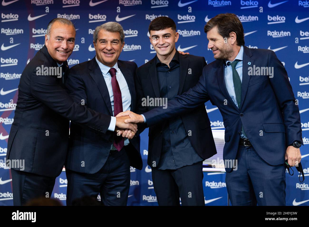 Barcellona, Spagna. 15 ottobre 2021. SPAGNA-CALCIO-FC BARCELLONA RINNOVO CONTRATTO PEDRI. FC Barcelona player (16) Pedri durante il rinnovo del contratto a Camp Nou, Barcellona, Spagna, il 15 ottobre 2021. © Joan Gosa 2021. Credit: Joan Gosa Badia/Alamy Live News Foto Stock