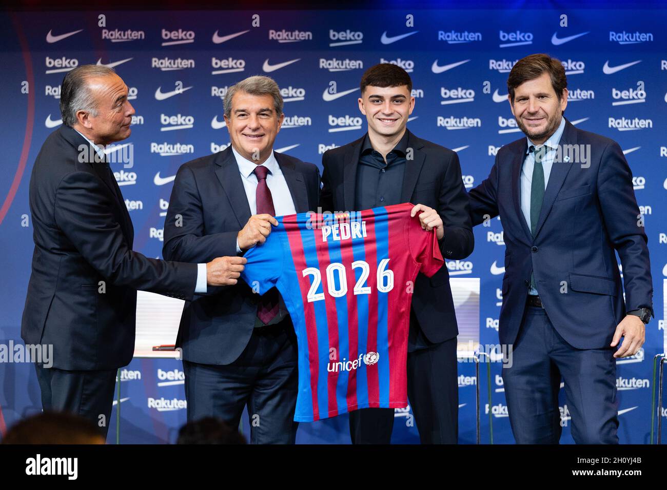 Barcellona, Spagna. 15 ottobre 2021. SPAGNA-CALCIO-FC BARCELLONA RINNOVO CONTRATTO PEDRI. FC Barcelona player (16) Pedri durante il rinnovo del contratto a Camp Nou, Barcellona, Spagna, il 15 ottobre 2021. © Joan Gosa 2021. Credit: Joan Gosa Badia/Alamy Live News Foto Stock