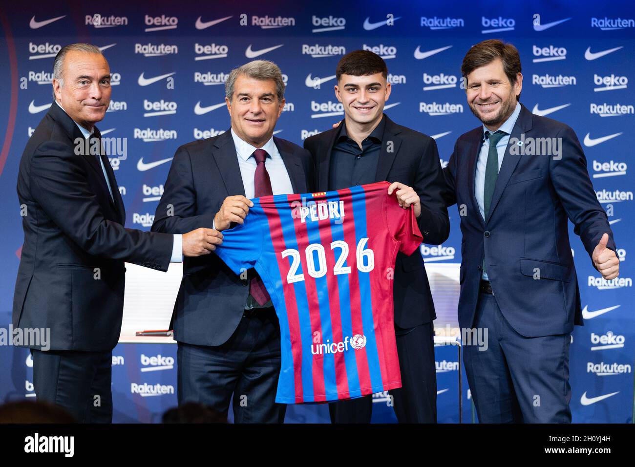 Barcellona, Spagna. 15 ottobre 2021. SPAGNA-CALCIO-FC BARCELLONA RINNOVO CONTRATTO PEDRI. FC Barcelona player (16) Pedri durante il rinnovo del contratto a Camp Nou, Barcellona, Spagna, il 15 ottobre 2021. © Joan Gosa 2021. Credit: Joan Gosa Badia/Alamy Live News Foto Stock