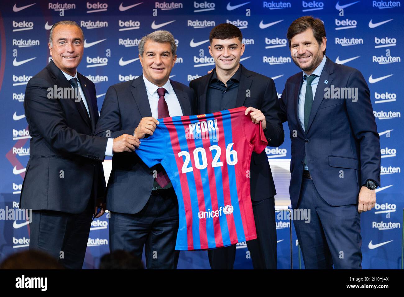 Barcellona, Spagna. 15 ottobre 2021. SPAGNA-CALCIO-FC BARCELLONA RINNOVO CONTRATTO PEDRI. FC Barcelona player (16) Pedri durante il rinnovo del contratto a Camp Nou, Barcellona, Spagna, il 15 ottobre 2021. © Joan Gosa 2021. Credit: Joan Gosa Badia/Alamy Live News Foto Stock